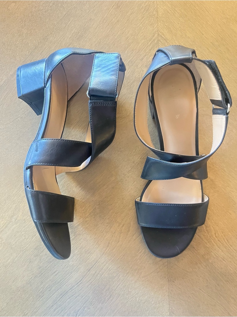 Naturalizer black strap heels 9 Adele